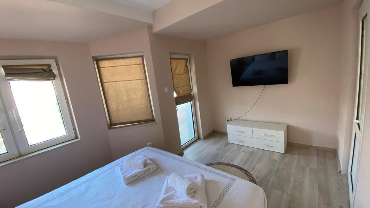 Centrally Located In Apartment