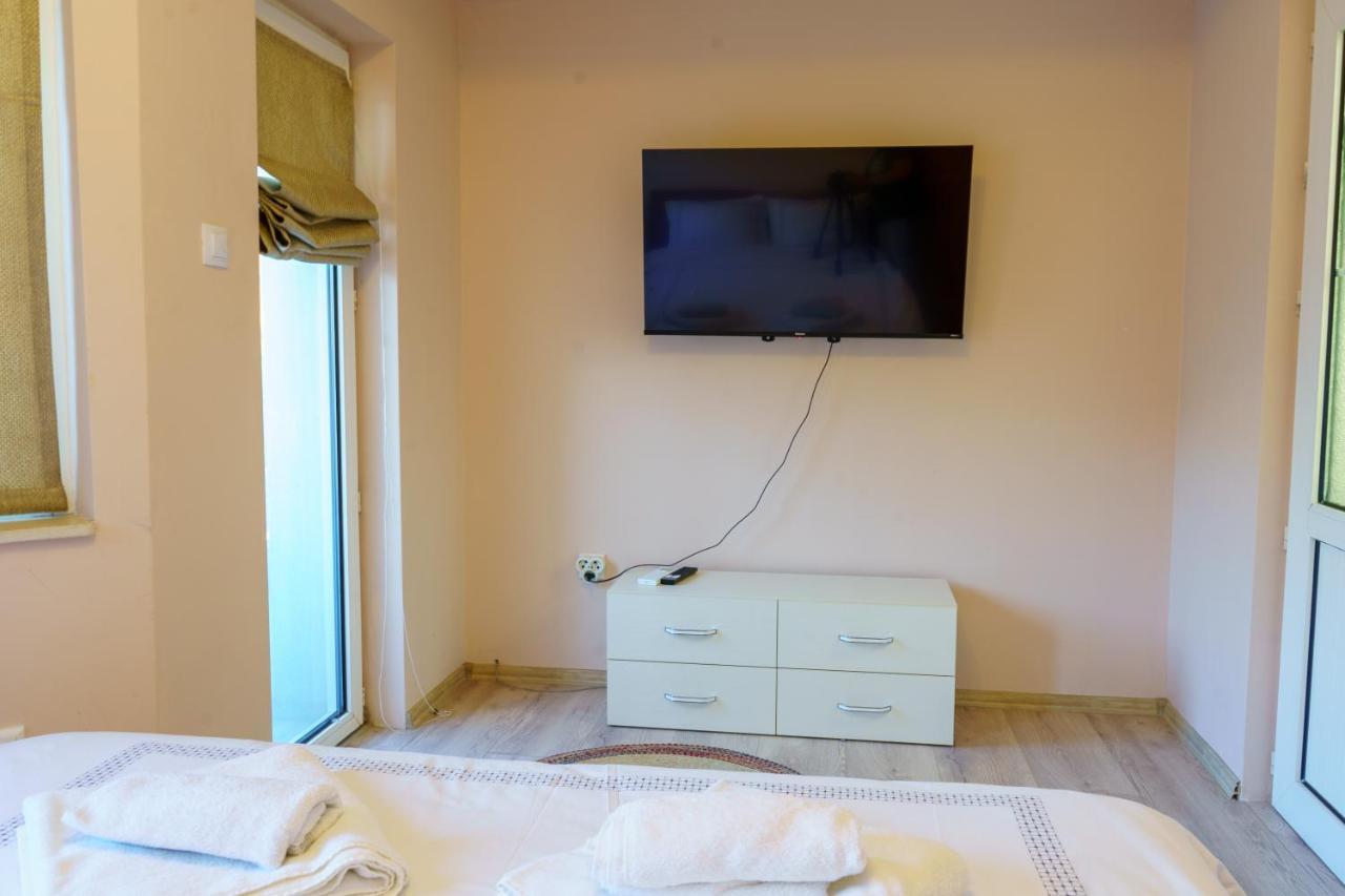 Centrally Located In Apartment *
